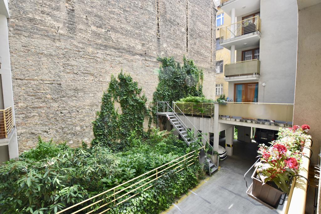 Central Studio Boulevard Budapest Esterno foto